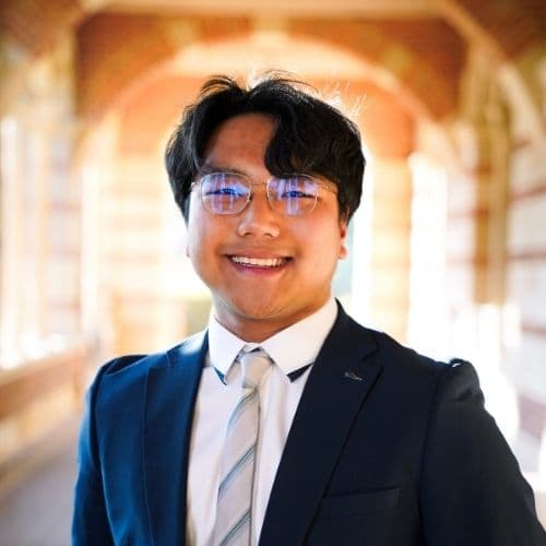 Mr. King (美國), SAT · 經濟 · 英文. 加州大學洛杉磯分校 · IBDP 43/45 · GCSE 11A* · SAT 1560.